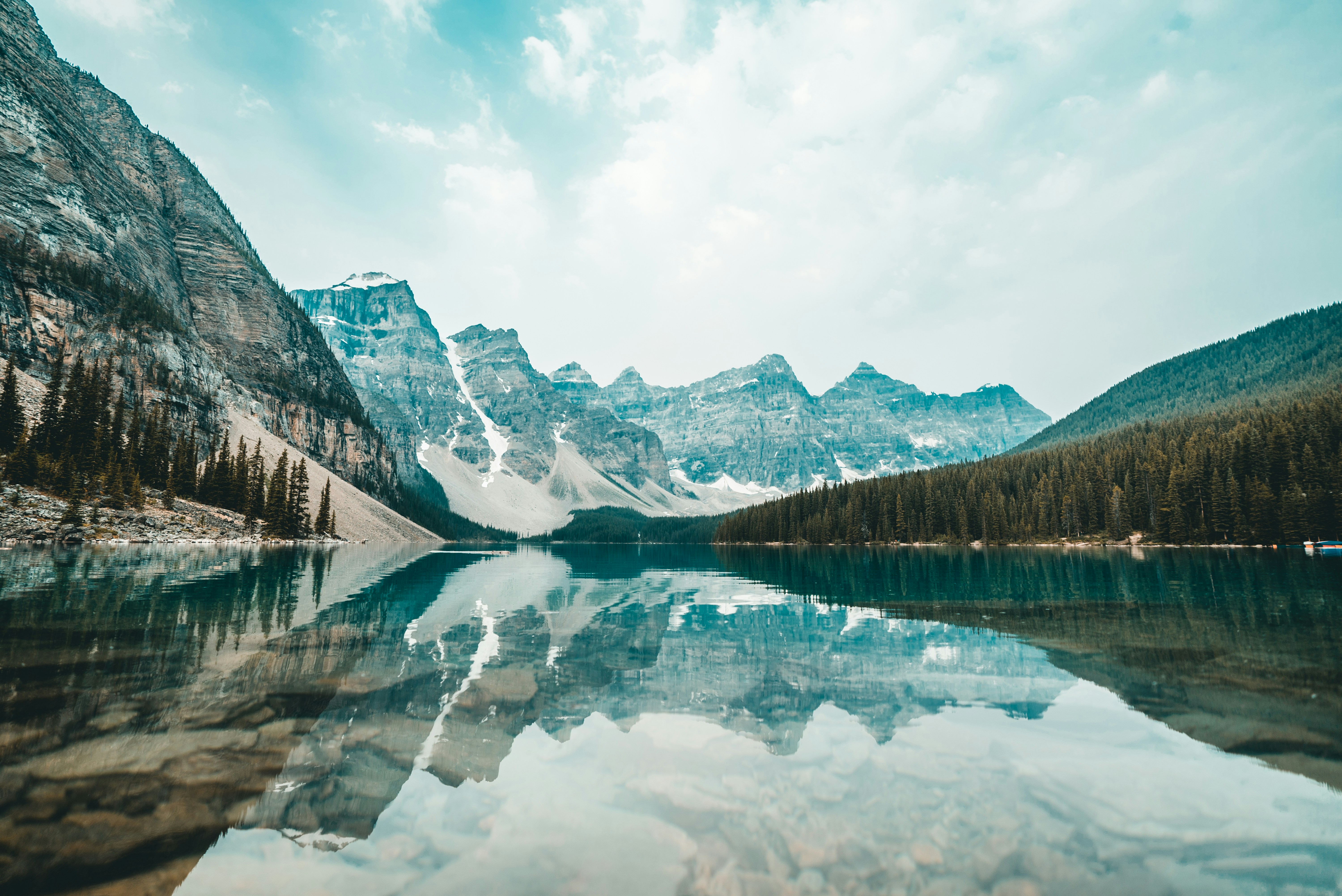 A picture of the Moraine Lake in Canada